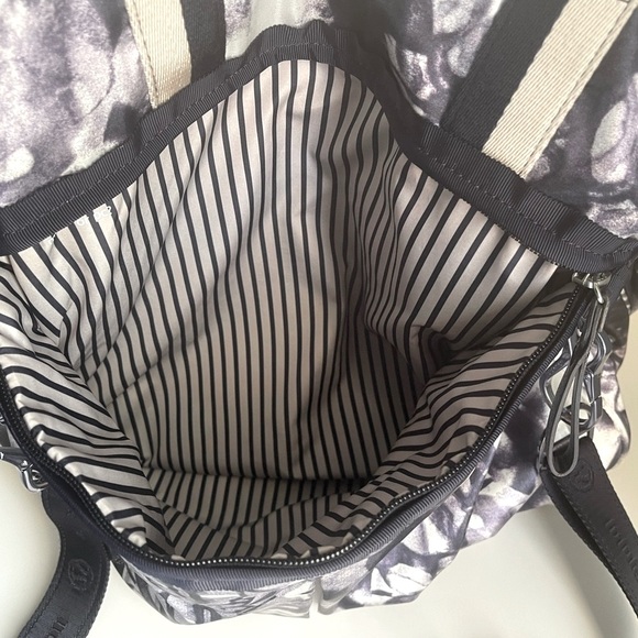⭐️Host Pick⭐️ Lululemon Flow and Go Tote - Picture 8 of 11